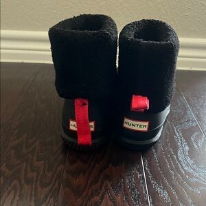 Hunter Black Shearling-Trim Snow Boots with Red Pull Tabs